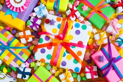 Farbige Geschenkboxen mit bunten Bändern