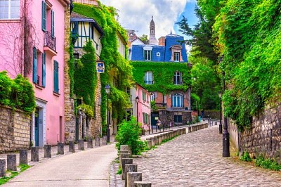 Calle en el barrio de Montmartre en París, Francia