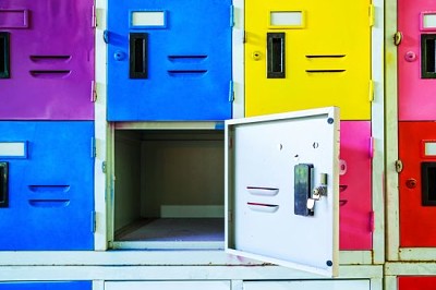Редици метални шкафчета с различни цветове