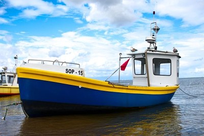 Gelbes Boot an der Küste in Danzig, Polen