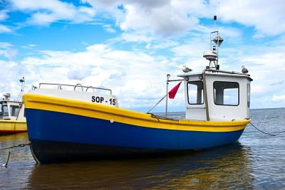 Barco amarillo en la costa de Gdansk, Polonia