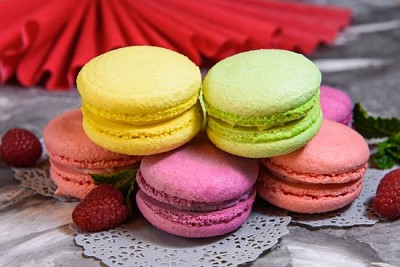 Galletas de macarrón con frambuesas