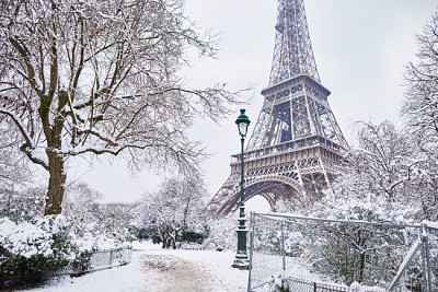 Wieża Eiffla w dzień z dużymi opadami śniegu, Paryż