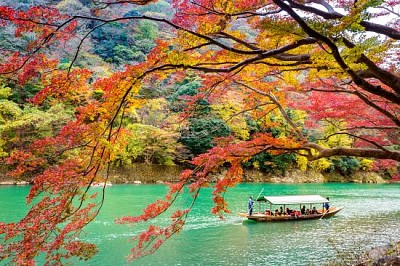 Arashiyama no outono ao longo do rio em Kyoto