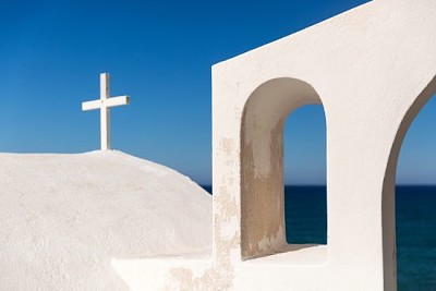 Biały dach kaplicy na wyspie Santorini, Grecja
