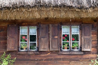 Vecchia casa in legno con persiane alle finestre