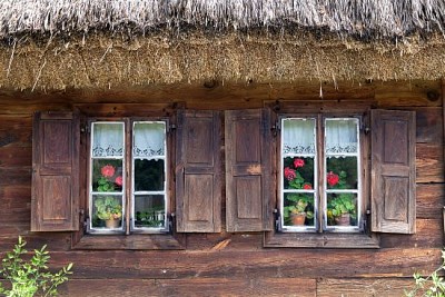 Antigua casa de madera con contraventanas