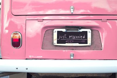 ピンクの車で結婚したばかり