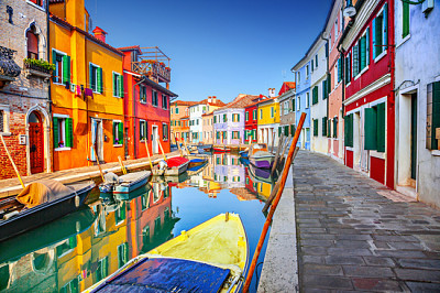 Färgglada hus i Burano, Venedig, Italien