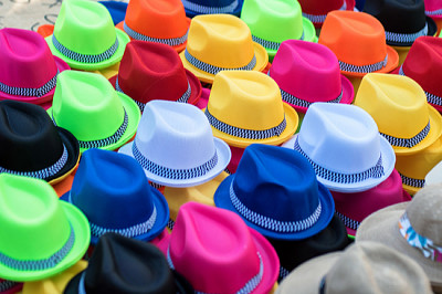 Chapeaux Panama colorés à vendre à partir d'un trottoir vend