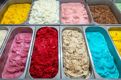 Plateau de crème glacée colorée, glace gelato gourmet