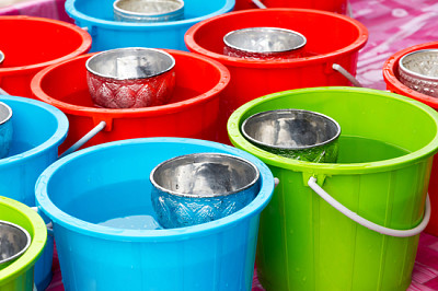 Baldes de plástico coloridos com água