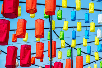 Linternas de Lanna en el templo, Festival de Yi Peng, Chian