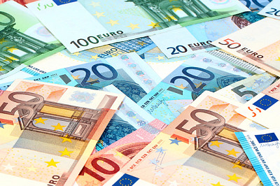 Un pequeño montón de billetes de euro en papel como parte del tr
