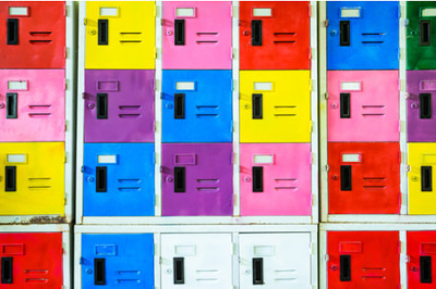Fileiras de armários de metal de diferentes cores