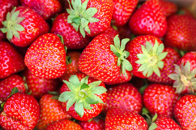 Fondo de fresas rojas brillantes frescas