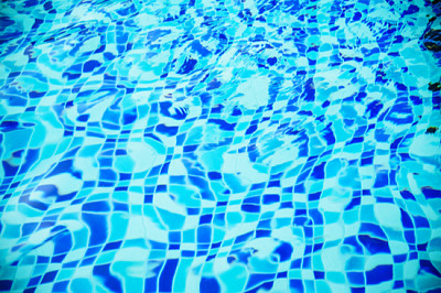 Reflexion von Wasser im Schwimmbad, schöne cl