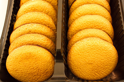 Rangée de délicieux biscuit éponge au chocolat chip coo