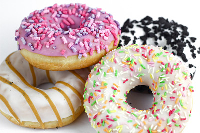 Bunter leckerer Donut auf weißem Hintergrund. Grün,