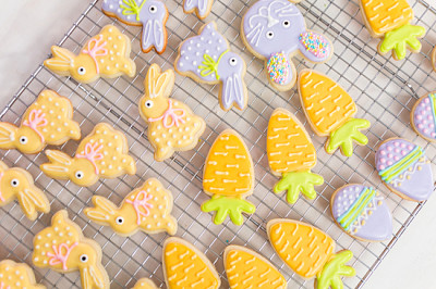 Biscuits au sucre de Pâques décorés d'un glaçage royal de