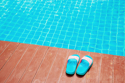 Zapatillas cerca de la piscina