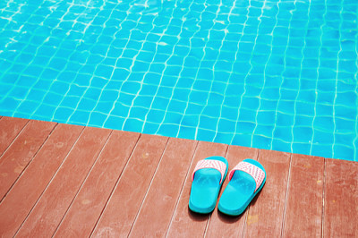 Chaussons près de la piscine