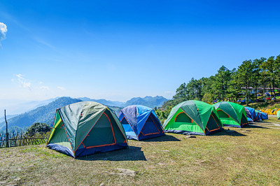 Camping y carpa entre la pradera en la colina, Chiang Mai,