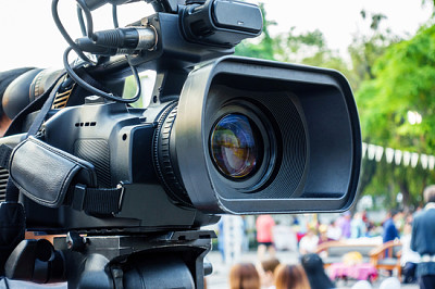 Videokamera und Unschärfebild im Hintergrund.