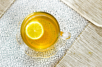 Sopra la vista di un bicchiere di tè con una fetta di limone su una
