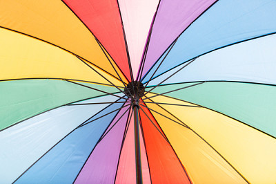 Bajo el paraguas de colores, fondo de arco iris