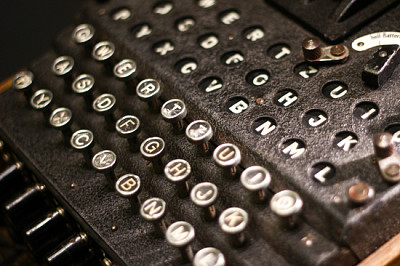 Máquina de escrever velha, close-up macro detalhe nas cartas.