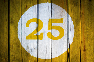 House number or calendar date in white circle on y