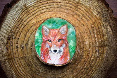 Painted forest animal on a cut piece of wood. Beau jigsaw puzzle