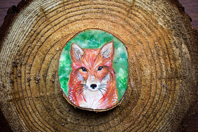 Animal del bosque pintado sobre un trozo de madera cortada. Galán