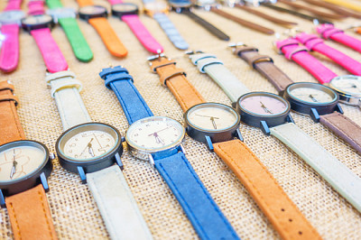 Image de nombreuses montres de mode pour le fond.