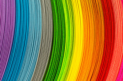 Tiras de papel en colores del arco iris como fondo colorido