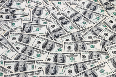 פאזל של נייר מציין דולרים אמריקאים כחלק מהמימון
