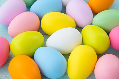 Fond d'oeufs de Pâques colorés. Vacances au printemps