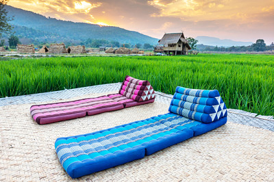 Lettino rilassante in campo di riso, comodo letto in una
