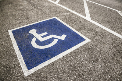 Simbolo di portatori di handicap dipinto su un posto di parcheggio