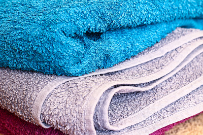 Asciugamani colorati: bianco, grigio, blu. messa a fuoco macro de