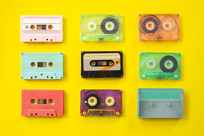 Set di registratore a cassette vintage su ba giallo