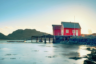 Paysage de la côte norvégienne avec une maison rouge typique