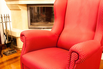 פאזל של כורסה בסגנון בארוק מעוטר בצבע אדום בחדר מגורים