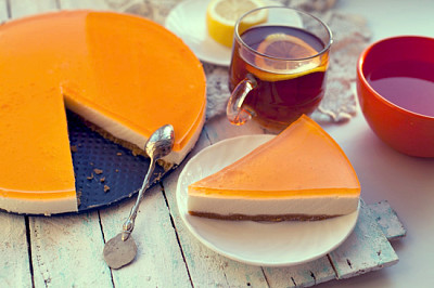 Torta di gelatina arancione su fondo di legno bianco. Piec