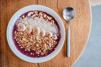 Beau bol de smoothie aux bleuets et banane avec un sp