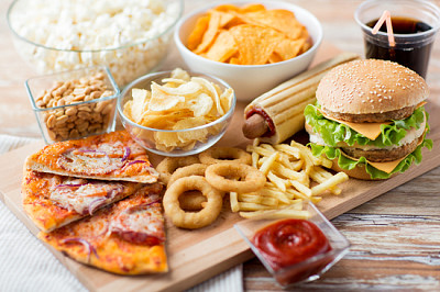 Conceito de fast food e alimentação pouco saudável - close-up