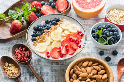 Tazón de batido de acai con granola, plátano, fresa