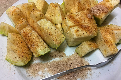 Cut guavas sprinkled with sour plum power