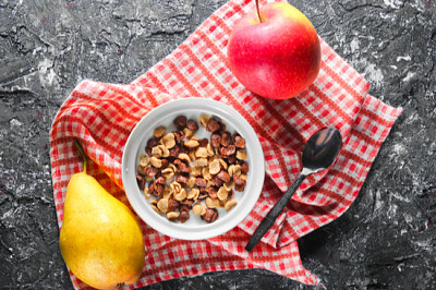 Schnelles Frühstück Cornflakes in Milch, reife Birne, App